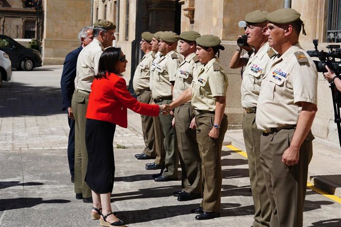 Cuartel General de Arroquia en Salamanca, la Ministra Margarita Robles impone medallas a varios soldados destinados durante la DANA en Valencia.