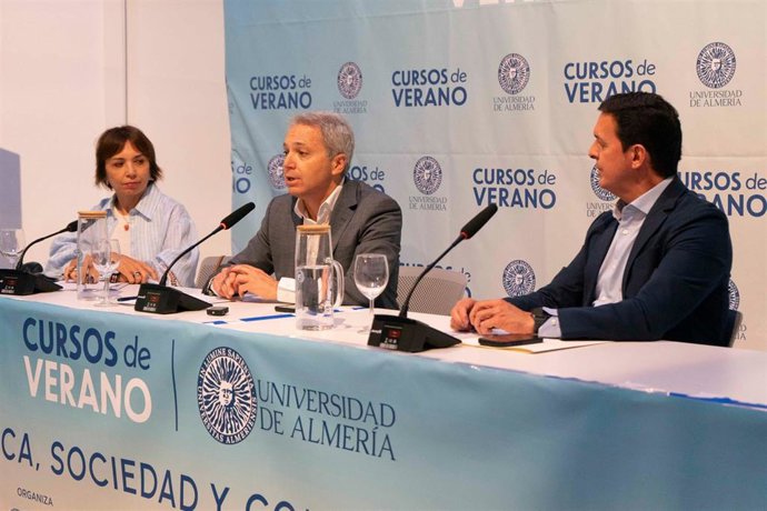 En el centro, el periodista Vicente Vallés en los cursos de verano de la UAL.