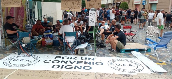Huelga de hambre de los trabajadores de empresas auxiliares de Navantia en el centro de Cartagena