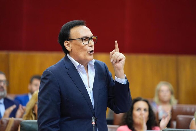 El consejero de Universidad, Investigación e Innovación, José Carlos Gómez Villamandos, en pleno parlamentario a fecha de 10 de julio de 2025.