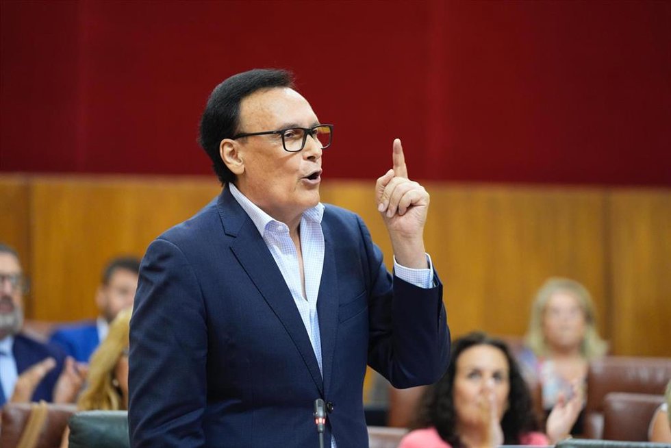 El consejero de Universidad, Investigación e Innovación, José Carlos Gómez Villamandos, en pleno parlamentario a fecha de 10 de julio de 2025.