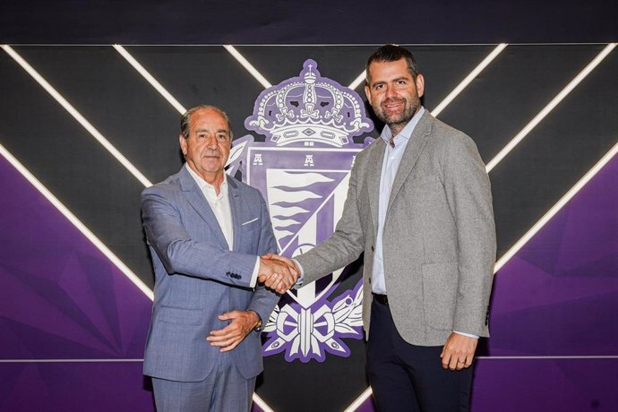 Cipriano García y Gabriel Solares tras la firma del acuerdo.