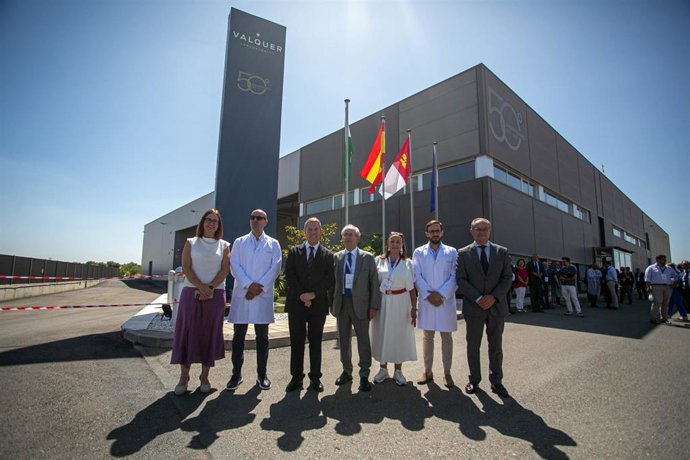 El presidente de Castilla-La Mancha, Emiliano García-Page, asiste en Villaminaya (Toledo) a la conmemoración del 50 aniversario de Valquer Laboratorios.