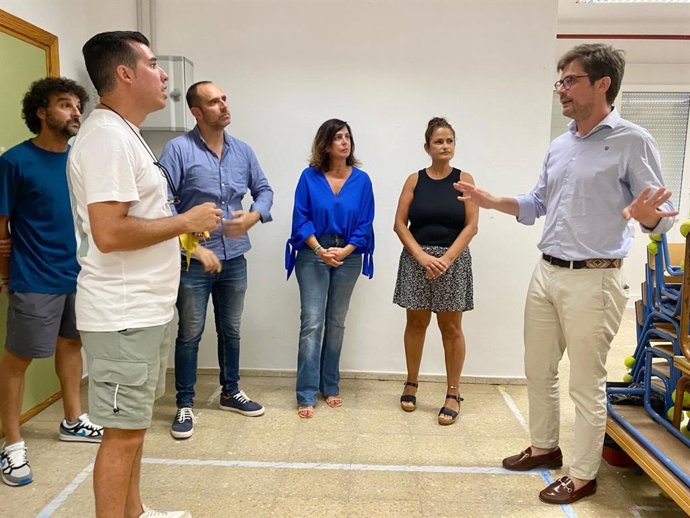 Diego Copé (dcha.), durante su visita a Palma del Río.