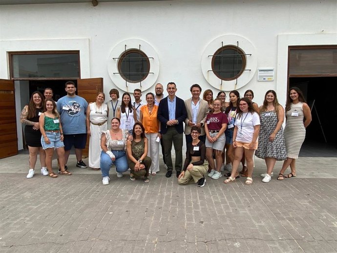 Daniel Sánchez y el alcalde de Barbate con alumnos del programa de Empleo y Formación 'GestBarbate'.