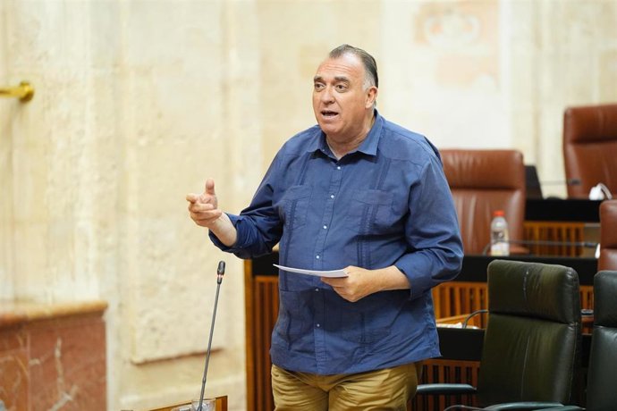 El consejero de Turismo, Arturo Bernal, en el Parlamento.