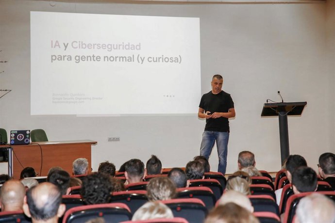 El director de seguridad en Google, Bernardo Quintero, durante los Cursos de Verano de la UMA en Vélez-Málaga.