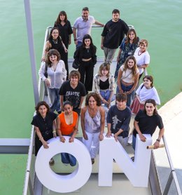 Foto de familia de los participantes en la tercera edición del programa creativo para jóvenes 'On Creación' del Centro Botín con el apoyo de la Fundación EDP
