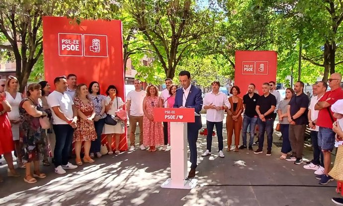 El secretario general del PSE-EE de Bizkaia, vicelehendakari y consejero de Economía, Trabajo y Empleo, Mikel Torres, interviene en el acto de La Cantera en Bilbao.
