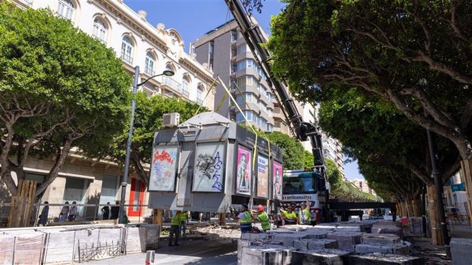 Traslado de kioscos en la remodelación del Paseo de Almería.