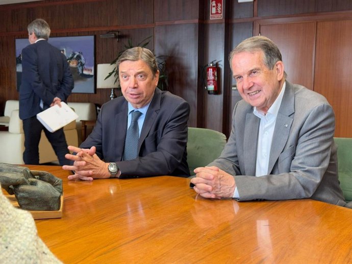 El ministro de Agricultura, Pesca y Alimentación, Luis Planas, y el alcalde de Vigo, Abel Caballero.