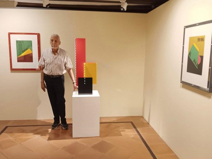 Fernando Navarro con algunas de las obras de su exposición.
