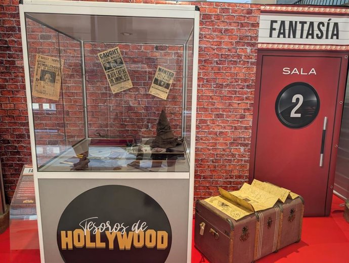 'Reliquias' De La Saga 'Harry Potter' En La Exposición 'Tesoros De Hollywood' Del Ateneo Mercantil De València