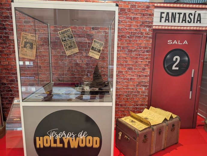 'Reliquias' De La Saga 'Harry Potter' En La Exposición 'Tesoros De Hollywood' Del Ateneo Mercantil De València