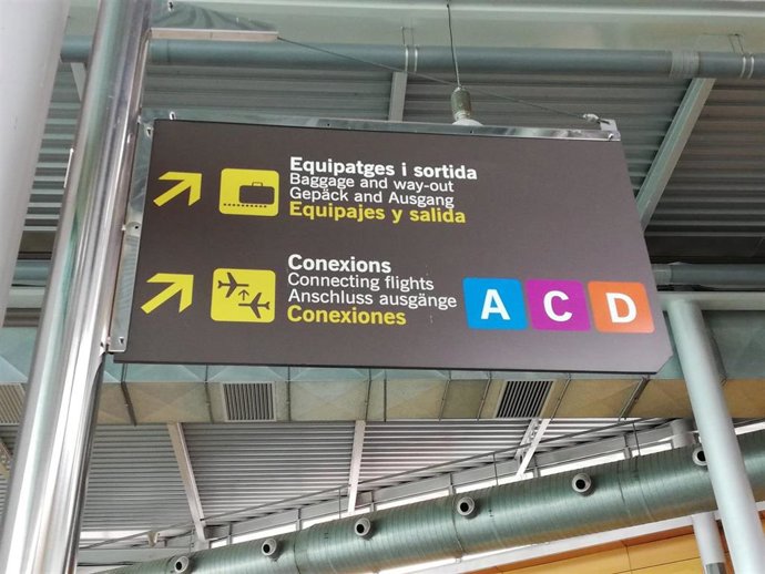 Archivo - Carteles de información en el aeropuerto de Palma indicando el camino hacia recogida de equipajes y terminales.
