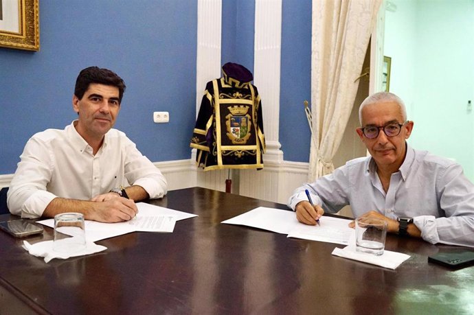 El alcalde de Coín, Francisco Javier Santos y el responsable de Ingeniaría y Construcción de e-distribución en Andalucía, Manuel Huertas.