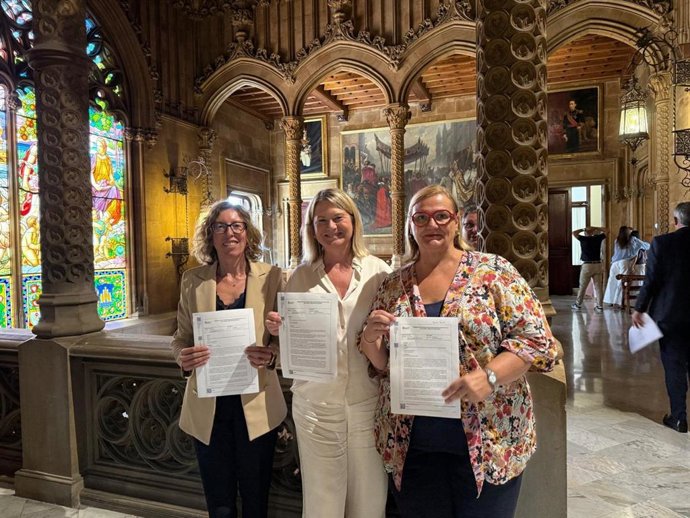 Las conselleras insulares del PP en el Consell de Mallorca con las mociones presentadas en el pleno de julio.
