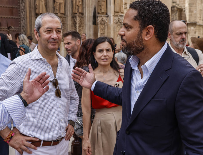 L'ex conseller Vicente Barrera (e) i el secretari general de Vox, Ignacio Garriga (d), durant la Jornada de Portaveus Autonòmics sobre Pressupostos 2025, organitzada pel grup parlamentari Vox Corts Valencianes