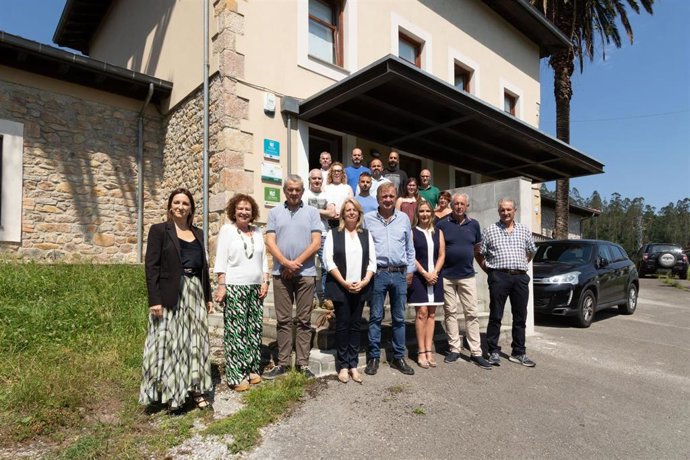Foto de familia de la firma de contratos de 12 proyectos emprendedores en la Comarca Saja-Nansa