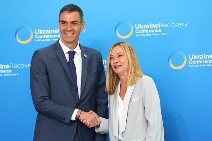 El presidente del Gobierno, Pedro Sánchez, junto con la primera ministra italiana, Giorgia Meloni, anfitriona de la Cumbre para la Reconstrucción de Ucrania que se celebra en Roma.