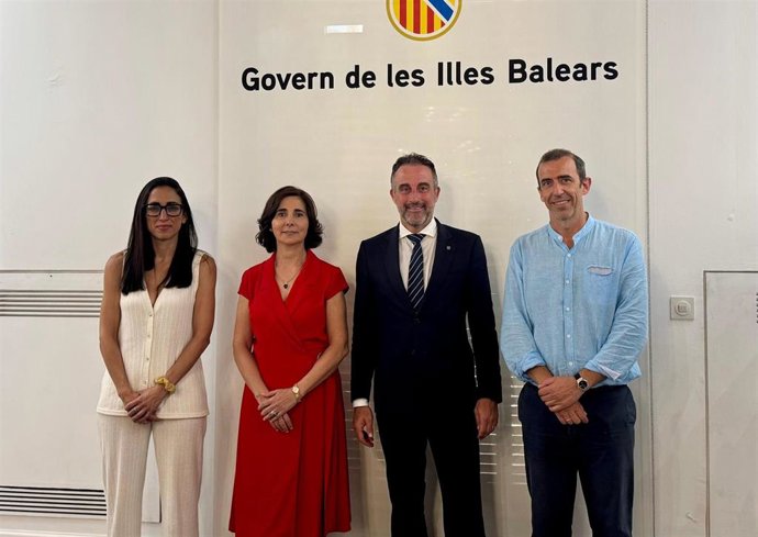 El conseller de Vivienda, Territorio y Movilidad, José Luis Mateo; el director general de Vivienda y Arquitectura, José Francisco Reynés, y la presidenta del Observatorio de Arquitectura Saludable (OAS), Rita Gasalla.