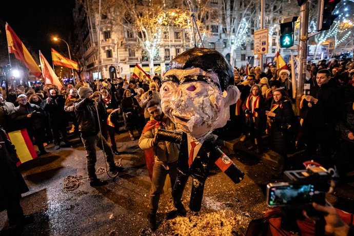 Archivo - Decenas de personas celebran la entrada del año nuevo en la calle Ferraz, a 1 de enero de 2024, en Madrid (España). 