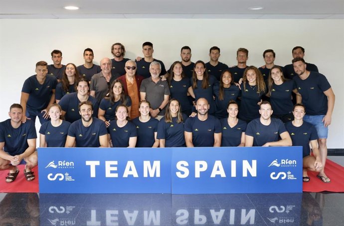 As equipes espanholas de polo aquático no CAR Sant Cugat (Barcelona) antes da Copa do Mundo de 2025 em Cingapura.