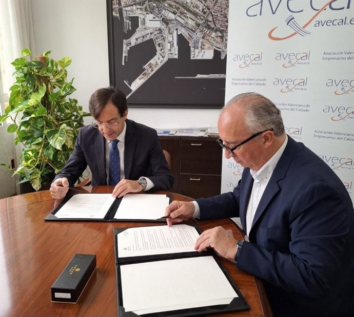 El presidente de la Autoridad Portuaria de Alicante, Luis Rodríguez (i), y el presidente de Avecal, Vicente Pastor (d), durante la firma del convenio entre ambas entidades