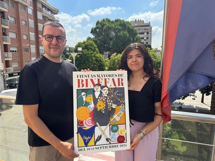 El concejal de Actos Populares y Festejos, César Pardos, junto a la autora del cartel, Sonia Sierra.