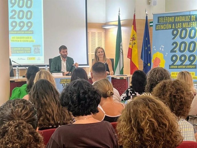 Presentación de la campaña para promover el teléfono de atención a la mujer 900 200 999.