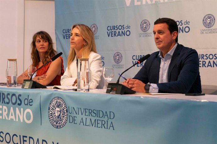 En el centro, la diputada nacional del PP Cayetana Álvarez de Toledo.