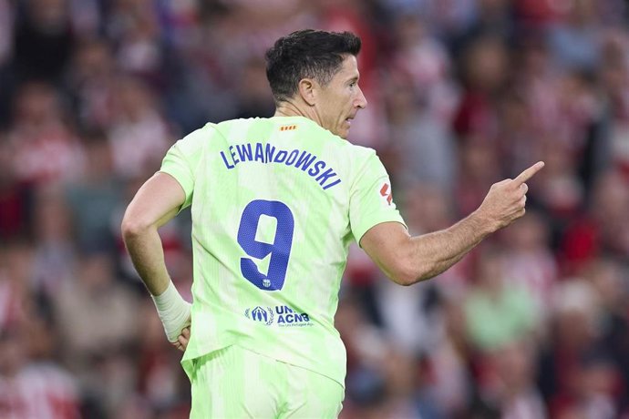 Archivo - El delantero polaco Robert Lewandowski celebra un gol con el FC Barcelona en San Mamés.