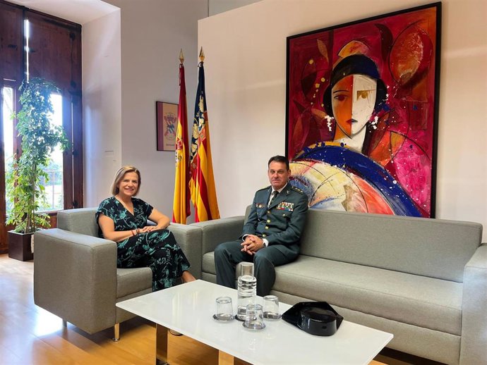 Reunión entre Pilar Bernabé (i) y José Hernández Mosquera (d)