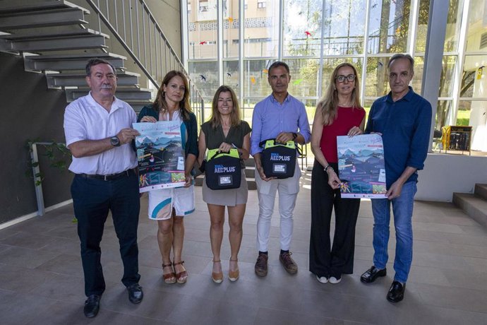 Entrega de los dos desfibriladores