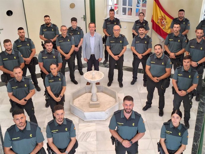 El subdelegado de Gobierno en Almería visita a guardias civiles alumnos que se incorporan a Almería.