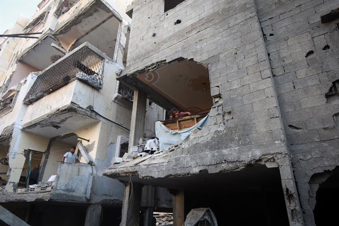 Casa atacada pelo exército israelense no campo de refugiados de Al Shati, no oeste da Cidade de Gaza.