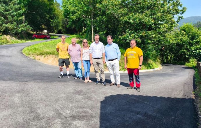 El director general de Cooperación Local y Seguridad, Olmo Ron, y el alcalde de Salas, Sergio Hidalgo, con un grupo de vecinos en la obra finalizada.
