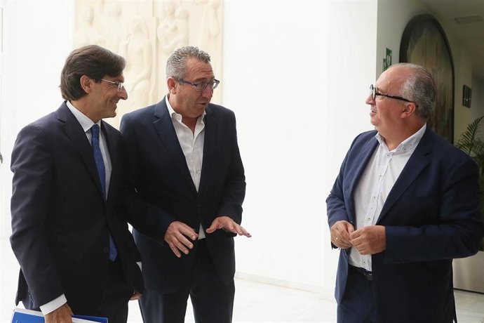 El presidente de la Autoridad Portuaria de Alicante, Luis Rodríguez (i); el presidente de la Diputación de Alicante, Toni Pérez (c), y el presidente de Avecal, Vicente Pastor (d)
