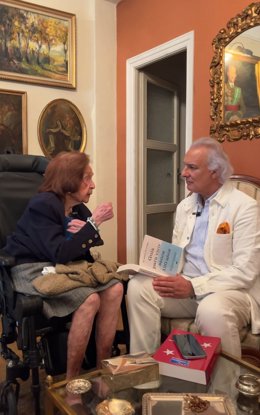 Mercedes Álvarez, que hoy cumple 107 años, con el Dr. De la Peña