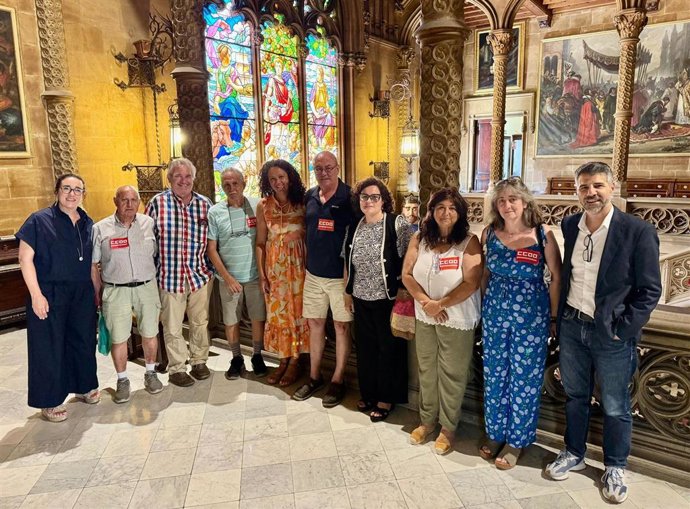 Representantes del PSIB en el Consell de Mallorca acompañados de sindicalistas de CCOO.