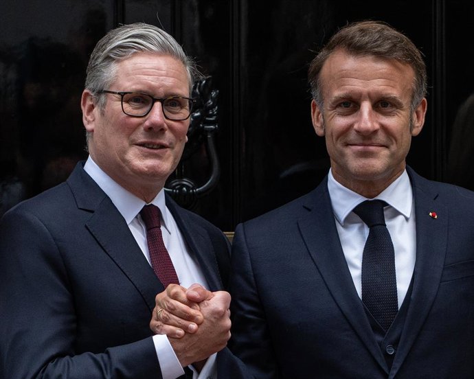 9 de julho de 2025, Londres, Inglaterra, Reino Unido: O primeiro-ministro SIR KEIR STARMER, acompanhado de sua esposa Victoria, recebe o presidente EMMANUEL MACRON e a primeira-dama BRIGITTE MACRON na porta do número 10 da Downing Street, em Londres.