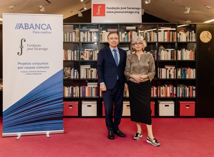 El consejero delegado de Abanca, Franciso Botas, y la presidenta del consejo de administración de la Fundación José Saramago, Pilar del Río, firman convenio de colaboración