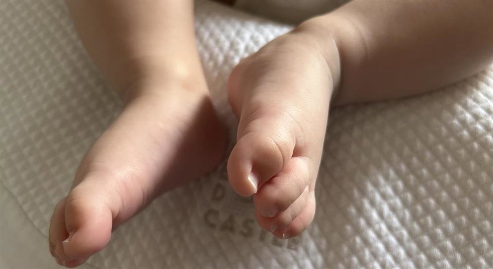 Los pies de un bebé.