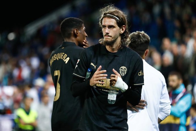 Archivo - Yarek Gasiorowski of Valencia greeting the fans during the Spanish League, LaLiga EA Sports, football match played between CD Leganes and Valencia CF at Butarque stadium on October 4, 2024, in Leganes, Madrid, Spain.