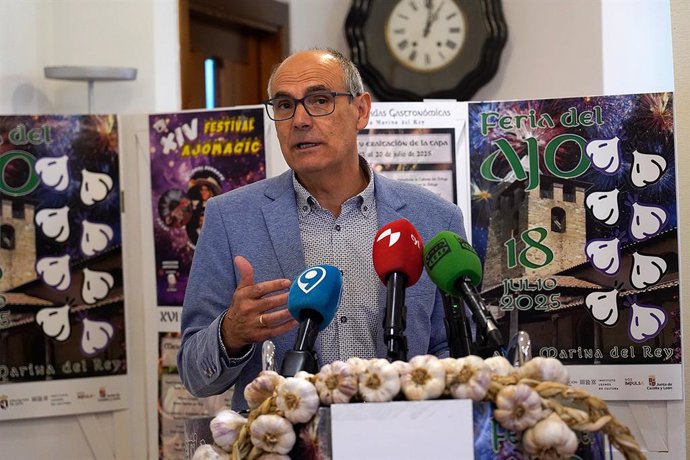 El alcalde de Santa Marina del Rey, Francisco Javier Álvarez, en la presentación de las fiestas patronales y la Feria del Ajo.