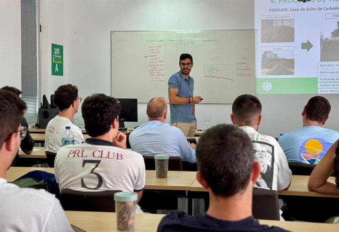 El profesor titular del departamento de Ingeniería Eléctrica de la Universidad de Jaén, David Vera, imparte su clase en la UNIA en Huelva.