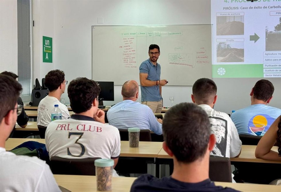 El profesor titular del departamento de Ingeniería Eléctrica de la Universidad de Jaén, David Vera, imparte su clase en la UNIA en Huelva.