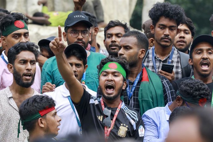 Archivo - Arquivo - 13 de agosto de 2024, Bangladesh, Daca: Ativistas do movimento Estudantes contra a Discriminação protestam como parte da chamada "Semana da Resistência" em uma marcha no campus da Universidade de Dhaka para pressionar sua demanda de qu