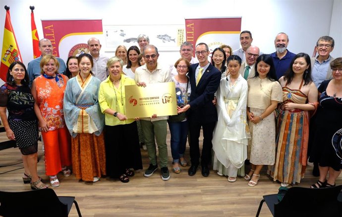 El rector de la Universidad de Sevilla, Miguel Ángel Castro, inaugura la nueva sede del Instituto Confucio en Ciudad Jardín.
