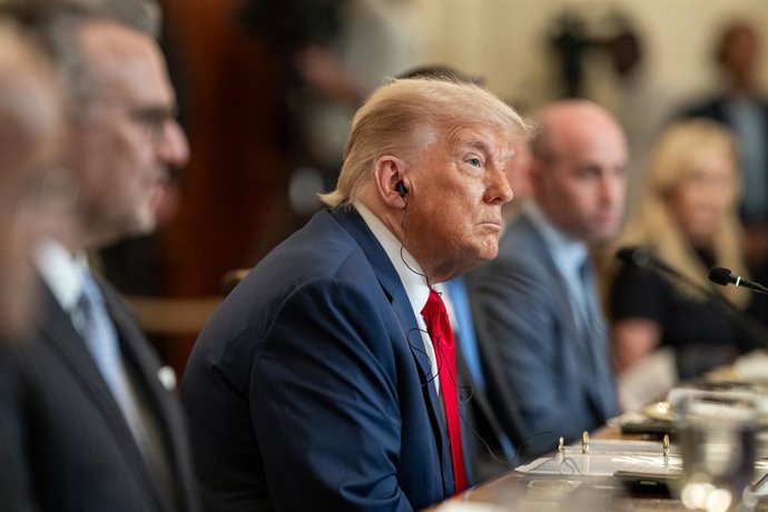 9 de julho de 2025, Washington, Distrito de Colúmbia, EUA: O presidente Donald Trump organiza um almoço multilateral com líderes africanos, na quarta-feira, 9 de julho de 2025, no State Dining Room.